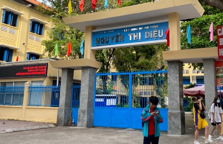 Co giao 'lenh' cho 6 hoc sinh danh ban truoc lop hinh anh