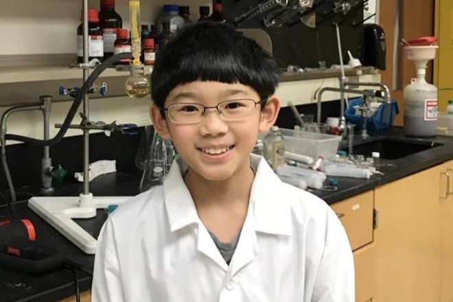 Than dong 13 tuoi nghien cuu trong phong thi nghiem dai hoc gio ra sao hinh anh