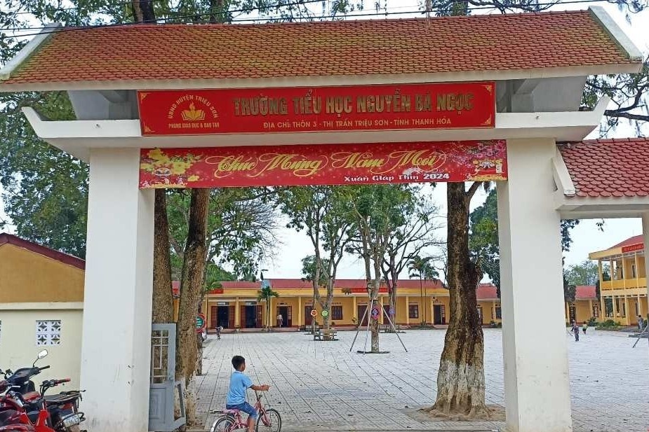 Phan doi sap nhap vi truong moi xa hon 2 km, 400 hoc sinh van nghi hoc hinh anh