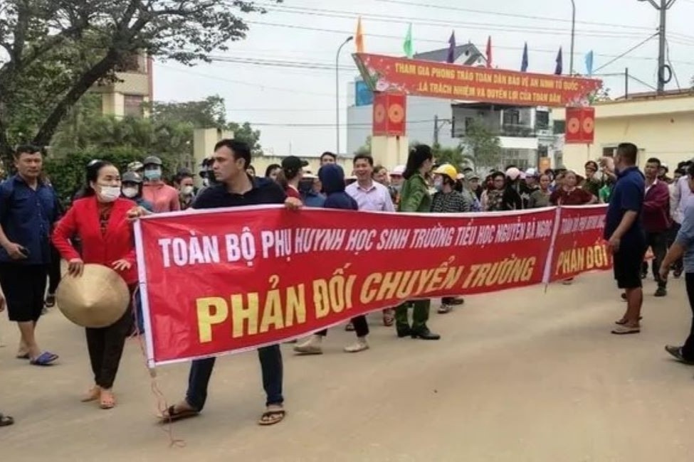 Tam dung sap nhap truong sau khi phu huynh dong loat cho con nghi hoc hinh anh