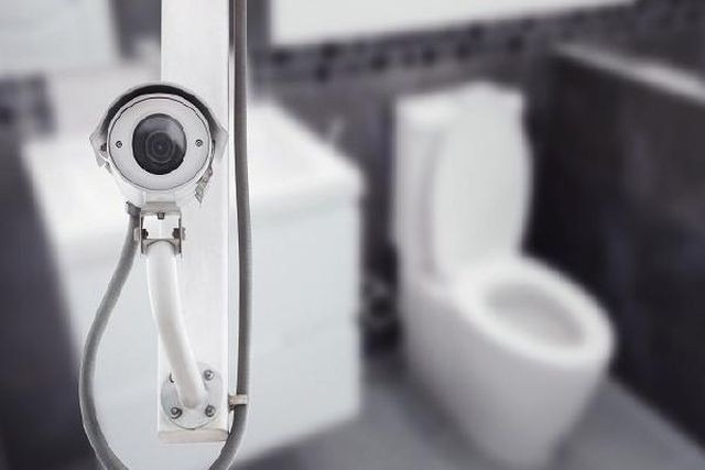 Dung dien thoai quay len nha ve sinh nu, nhieu nam sinh bi ky luat hinh anh