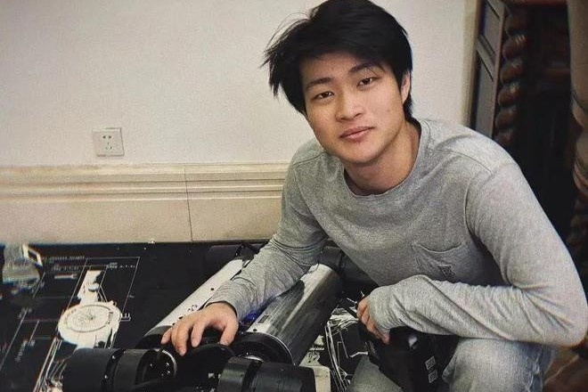 Nam sinh 17 tuoi la giam doc cong ty 800 nhan vien, kiem 1 trieu USD hinh anh