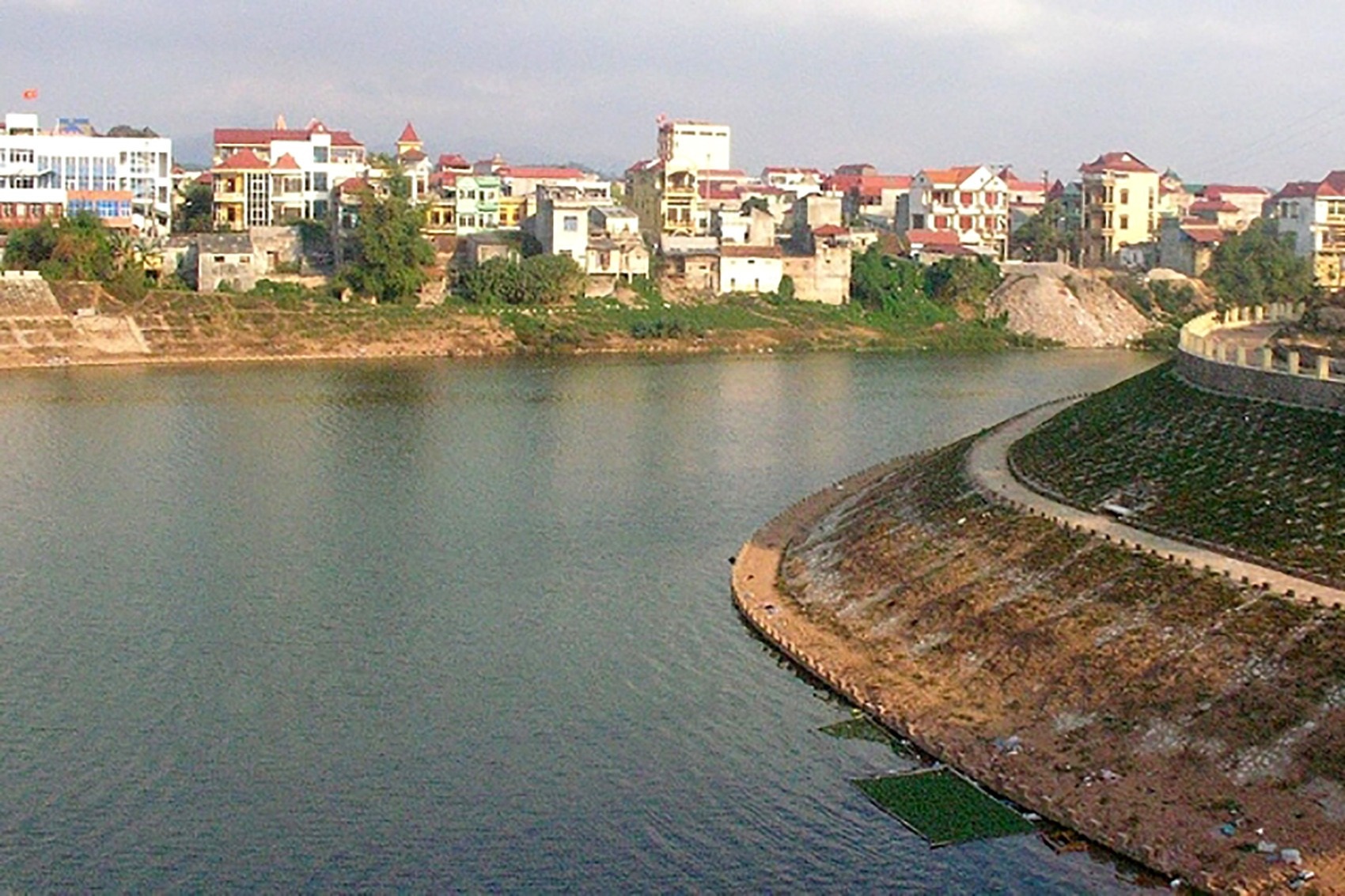 11 hoc sinh ru nhau tam song, 2 em bi nuoc cuon, tu vong hinh anh