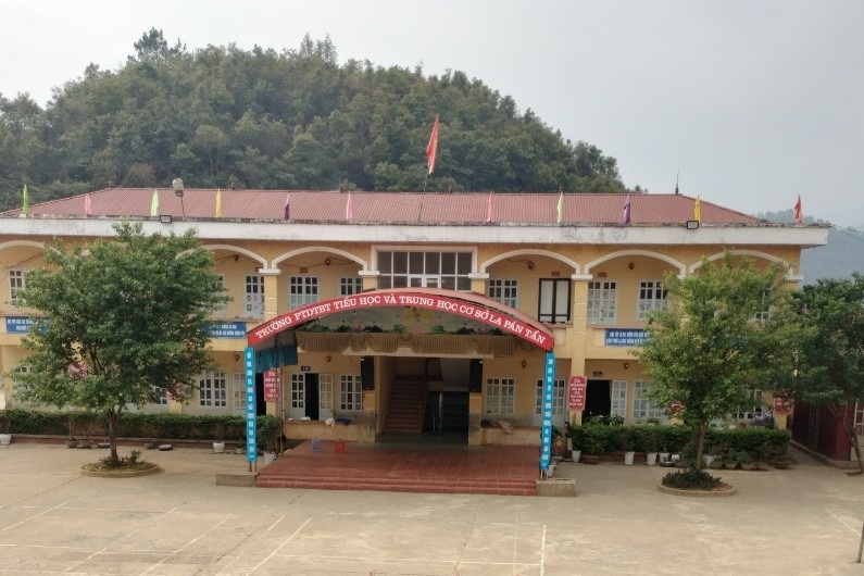 Xac minh be gai lop 1, truong La Pan Tan bi co giao danh tim mat hinh anh