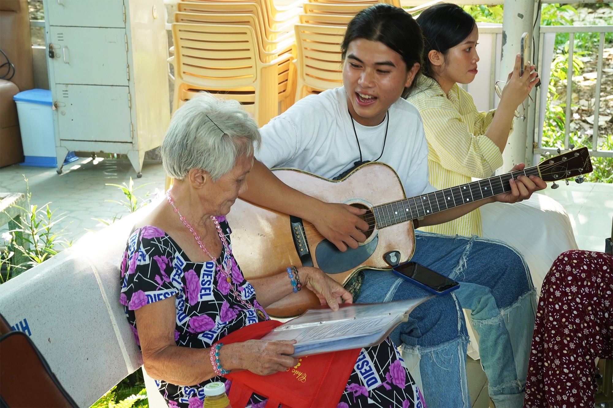 Sinh vien Nhan van mang niem vui den nha duong lao hinh anh