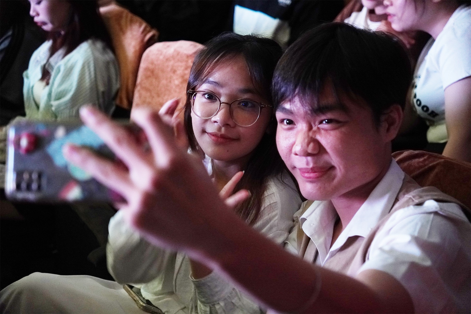 Sinh vien to chuc dau gia tranh len theu cua hoa hau Trai Dat hinh anh