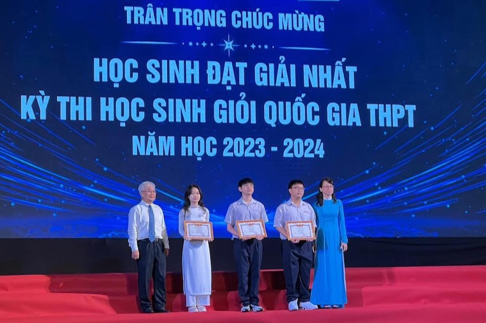 Truong cap 3 dau tien o TP.HCM be giang, hon 98% hoc sinh gioi hinh anh