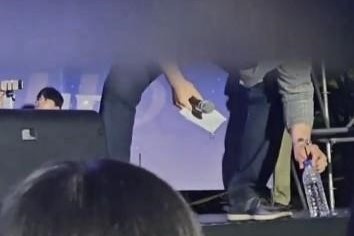 Bi chi trich vi thuong chai nuoc uong do cua nu idol cho nam sinh hinh anh