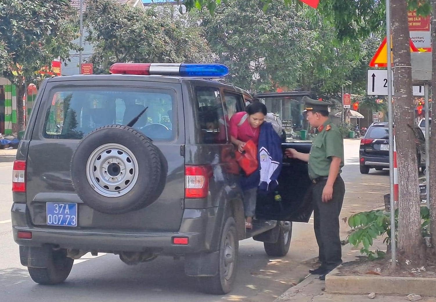 cõng vào phòng thi ảnh 2 cong vao phong thi anh 2