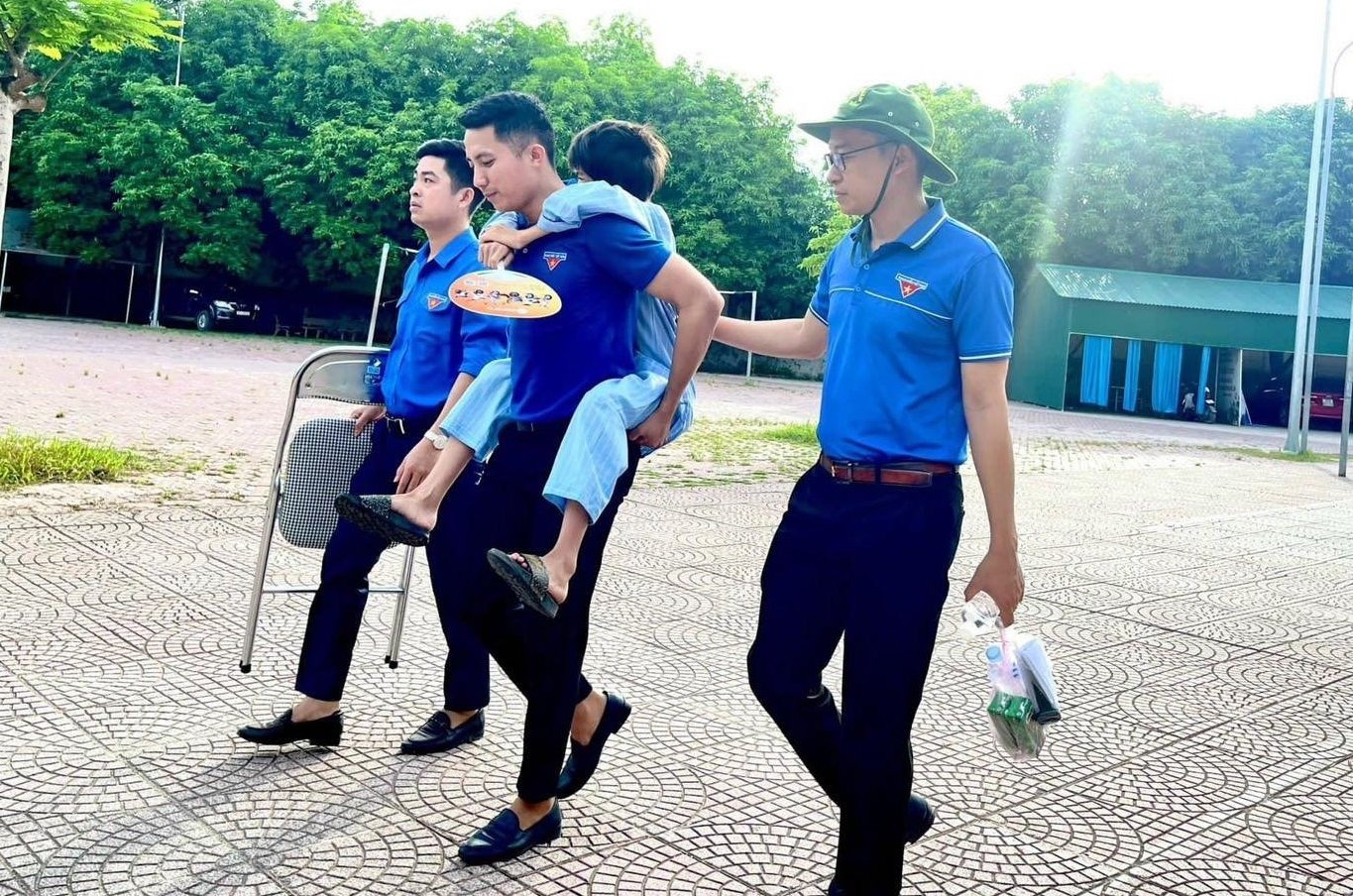 cõng vào phòng thi ảnh 1 cong vao phong thi anh 1