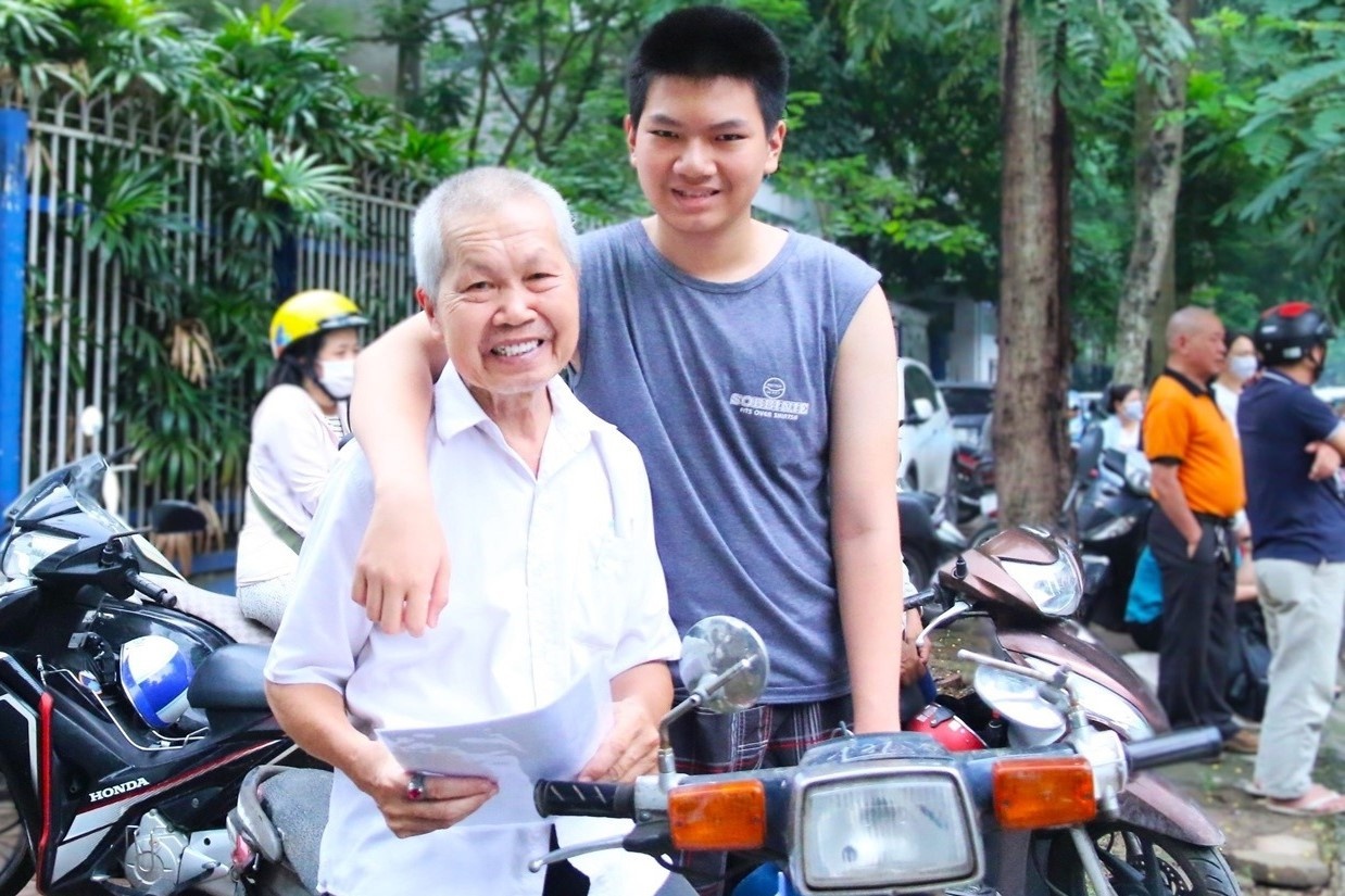 Cu ong 80 tuoi o Ha Noi dua con di thi lop 10 hinh anh