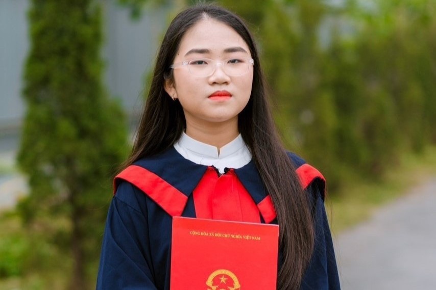 Nu sinh 'truong lang' gay sot khi do ca 3 truong chuyen hinh anh