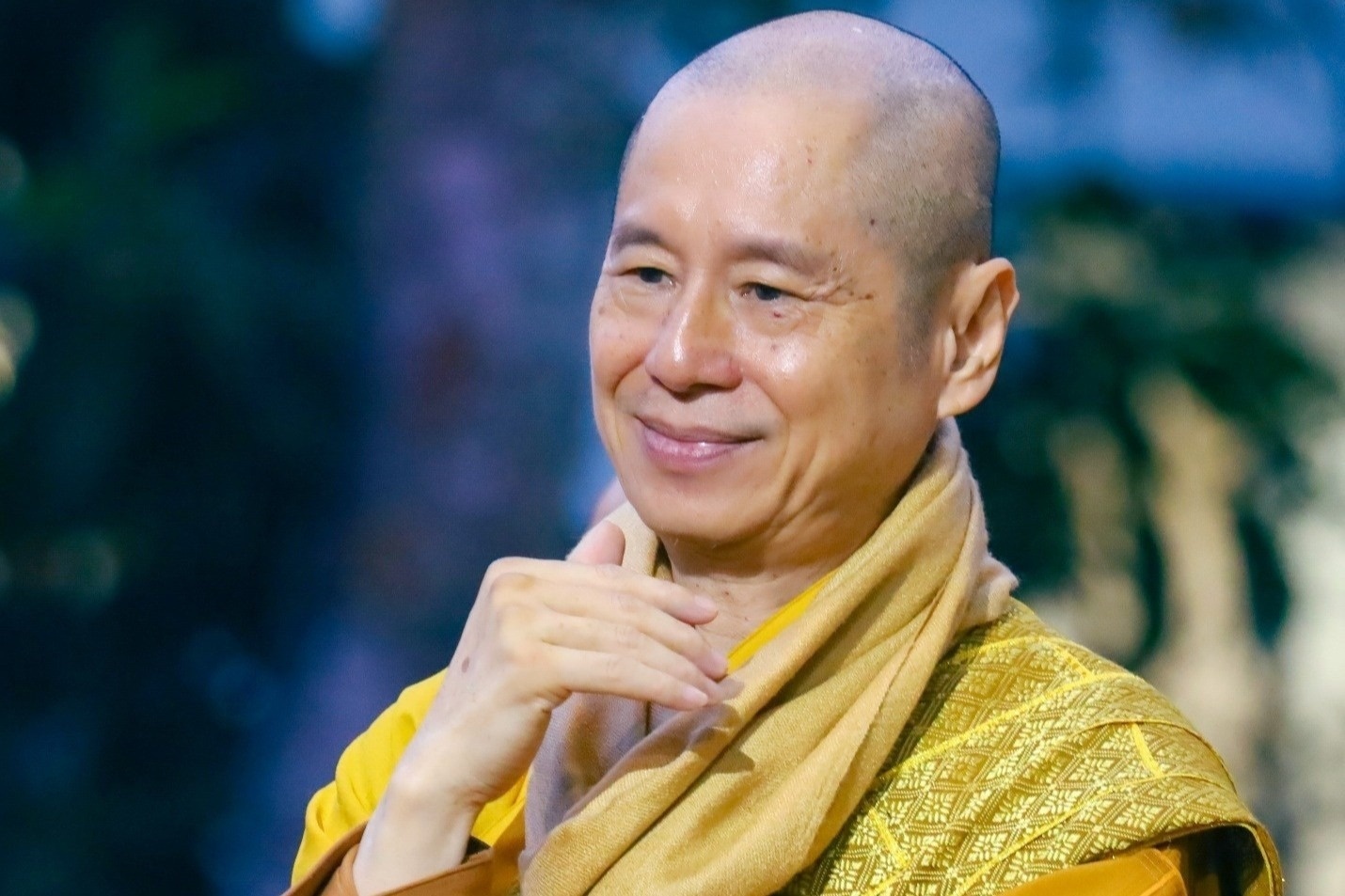 Ong Thich Chan Quang lay bang tien si som, DH Luat Ha Noi noi gi? hinh anh