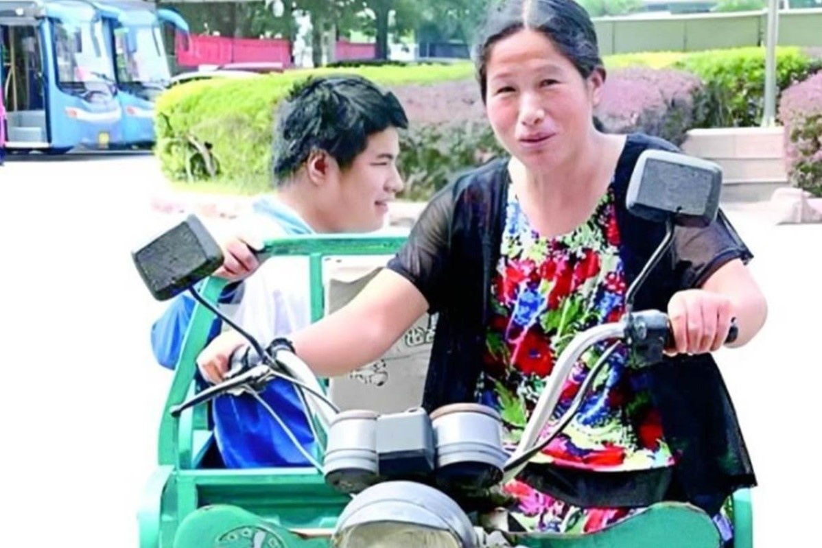 Cam dong me lai xe ba gac dua con trai khuyet tat di thi dai hoc hinh anh