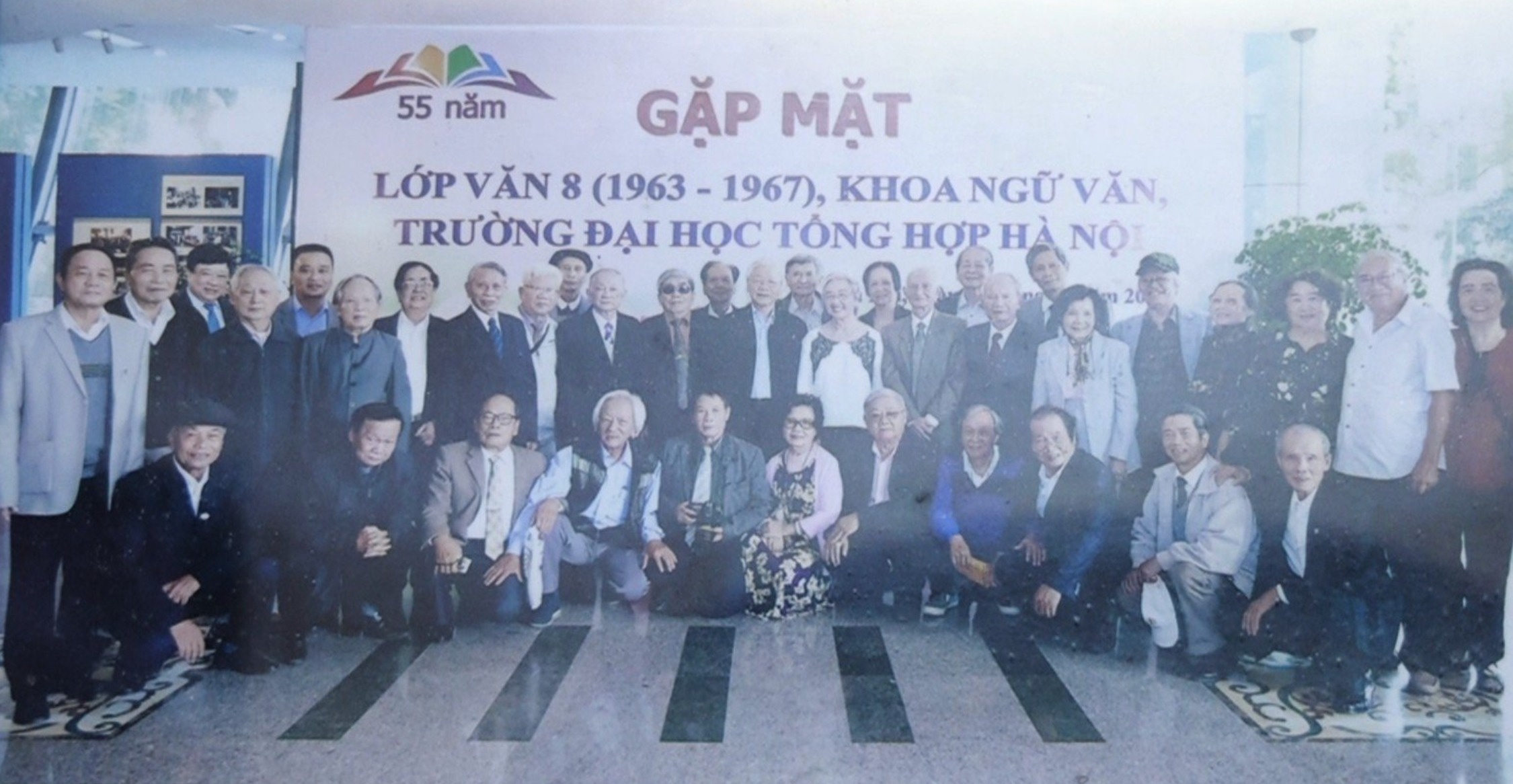 Khi TBT di hop lop: 'Xin cho toi de moi chuc sac ben ngoai canh cua' hinh anh