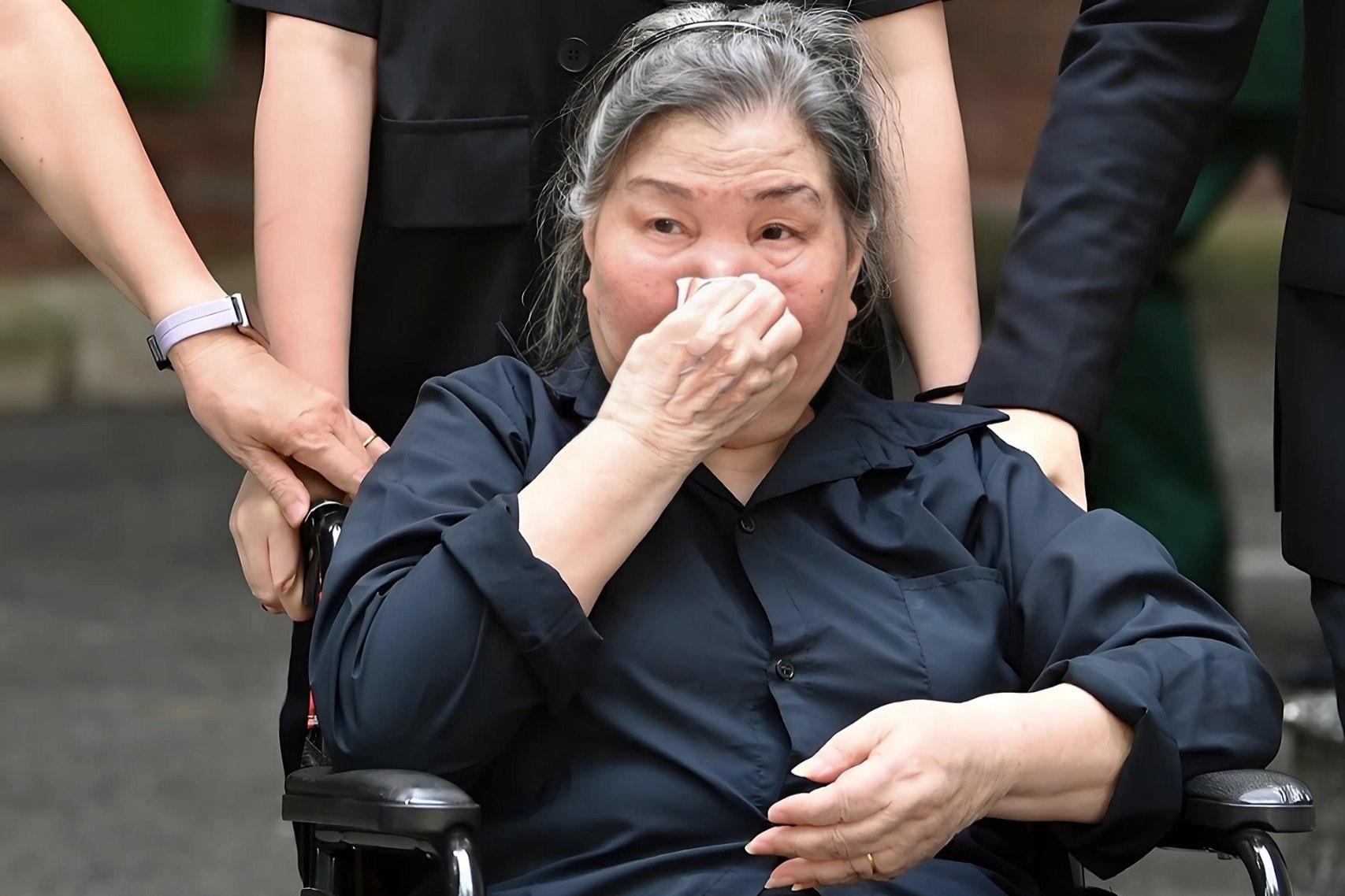 Co giao 92 tuoi ngoi xe lan den tien dua hoc tro Nguyen Phu Trong hinh anh