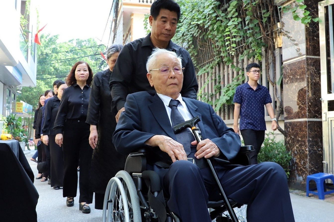 Thay giao 90 tuoi cua Tong Bi thu bay tu Duc ve Viet Nam vieng hoc tro hinh anh