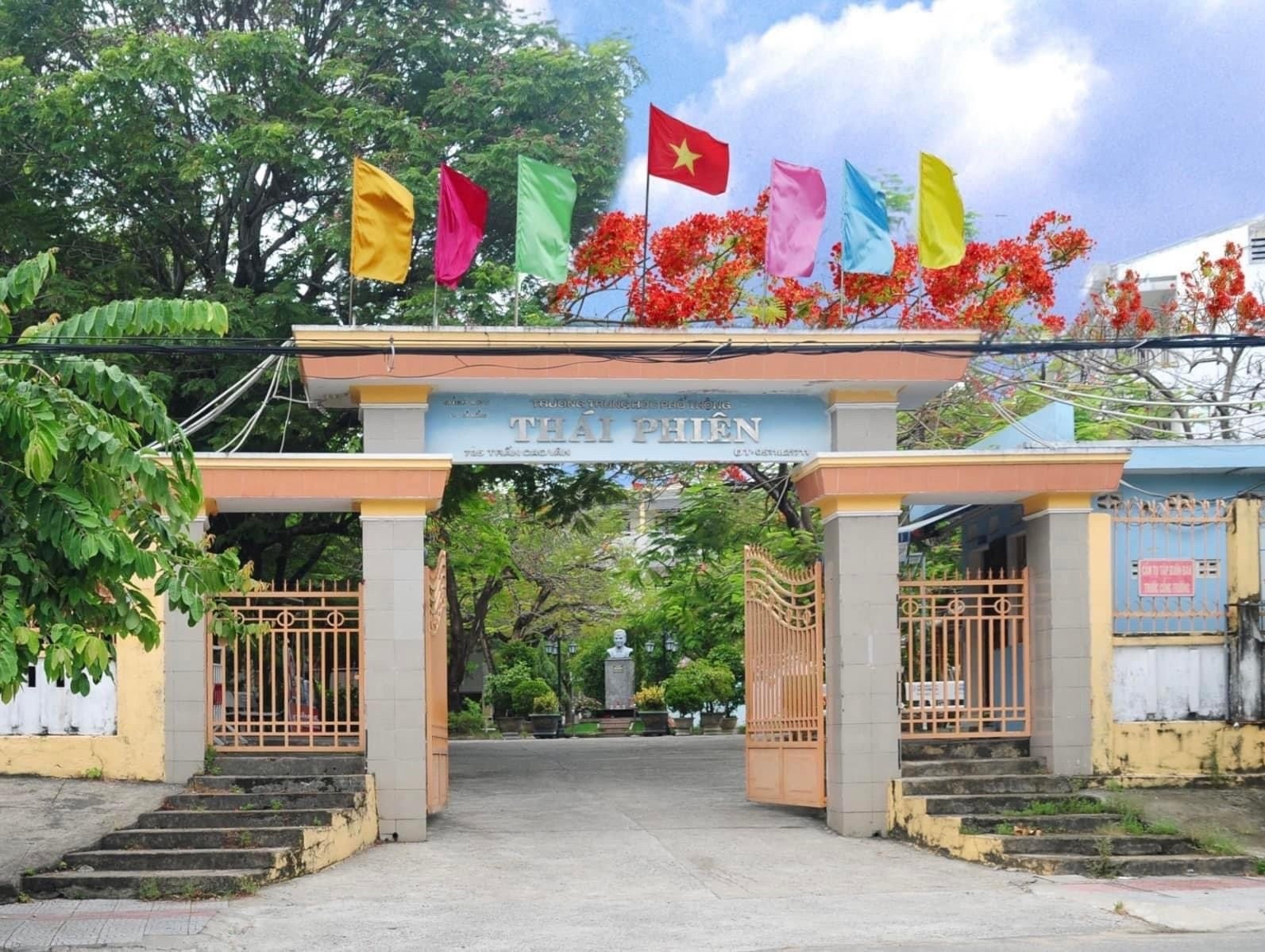 Hoc sinh gioi ky nhan tien thuong 200 nghin nhung nhan duoc 20 cuon vo hinh anh