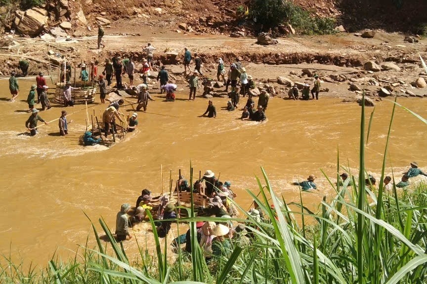 Dieu dac biet o noi 230 hoc sinh phai vuot lu du tuu truong hinh anh