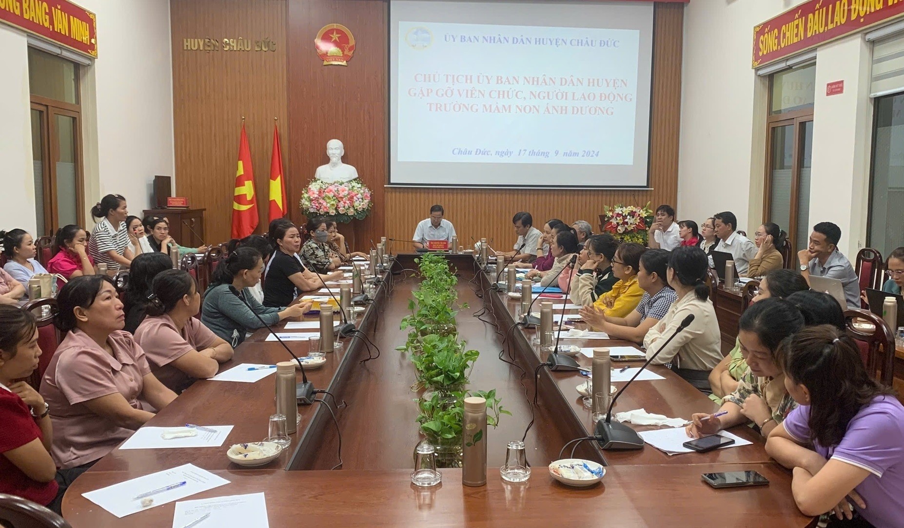 Gap chu tich huyen, giao vien khoc ve 'suat com chi co 2 mieng cha' hinh anh