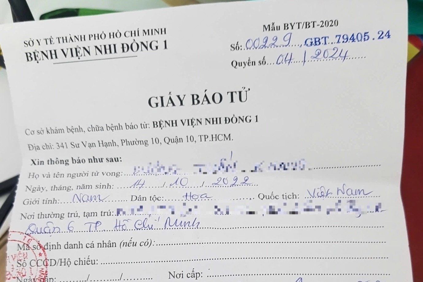 Be 2 tuoi tu vong chua ro nguyen nhan sau gio an trua o truong mam non hinh anh