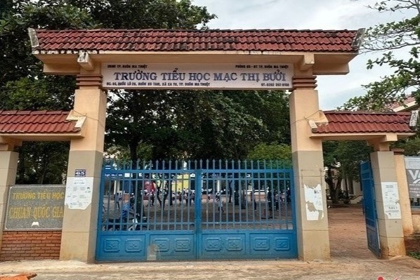 Dua con di vien, phu huynh phat hien sai pham bat thuong cua truong hinh anh