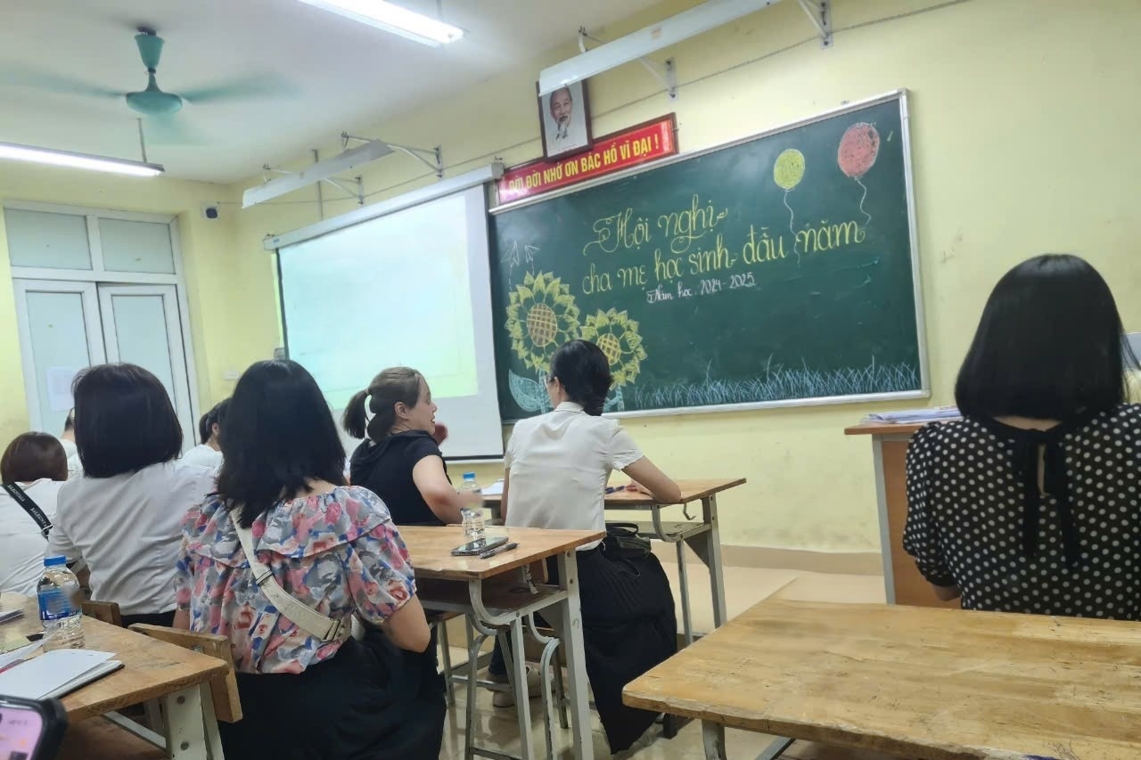 Phu huynh bat ngo ve quy lop khi con chuyen tu truong tu sang cong hinh anh