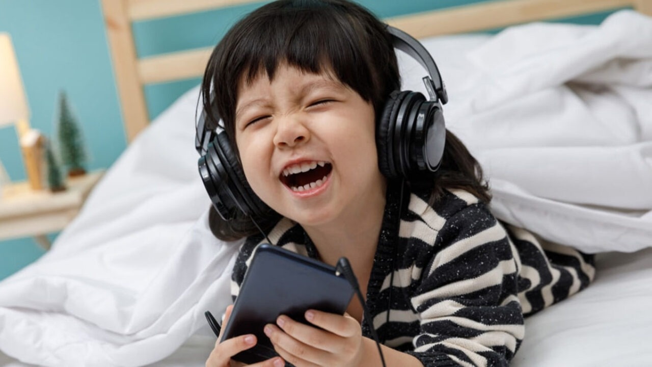 AI phat trien manh, chung ta co con can den thay co day tieng Anh? hinh anh