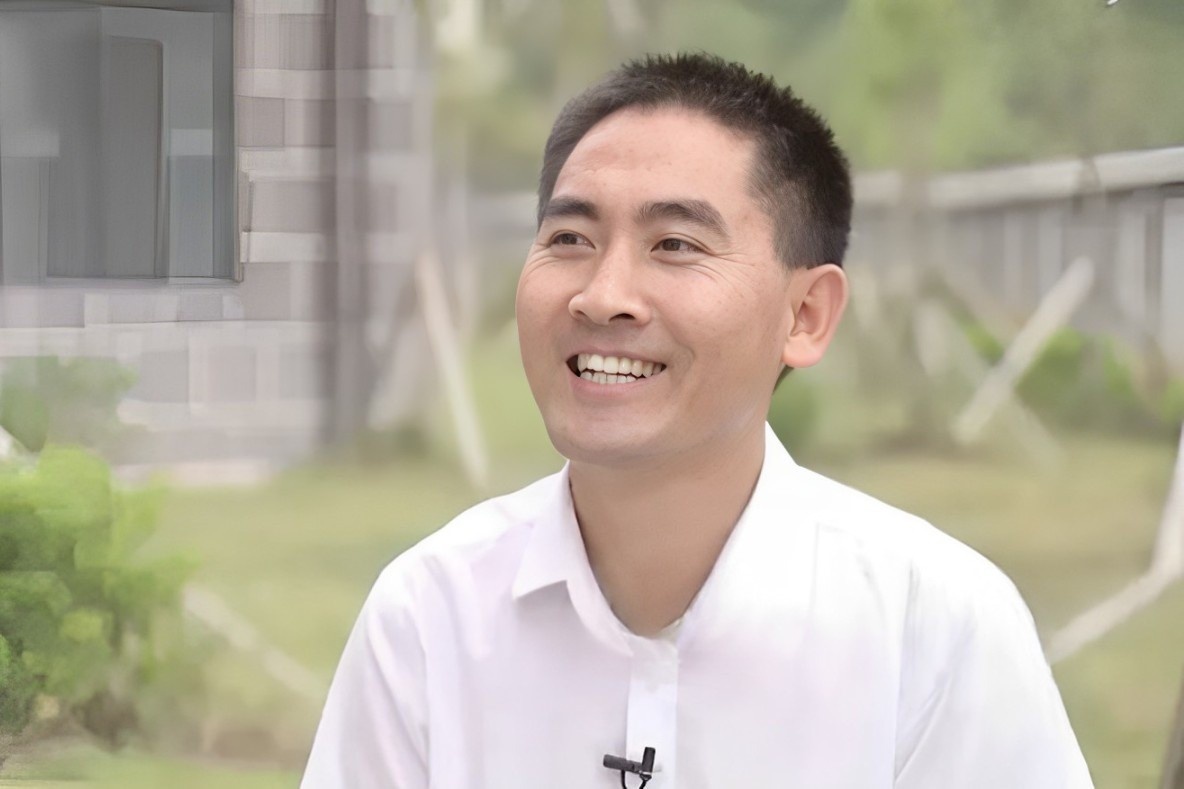 Nam sinh bo muc luong 1,9 ty dong ve que cong hien gio ra sao? hinh anh