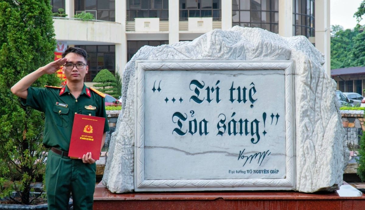 Trung uy tot nghiep thac si xuat sac tai Nga voi GPA gan tuyet doi hinh anh