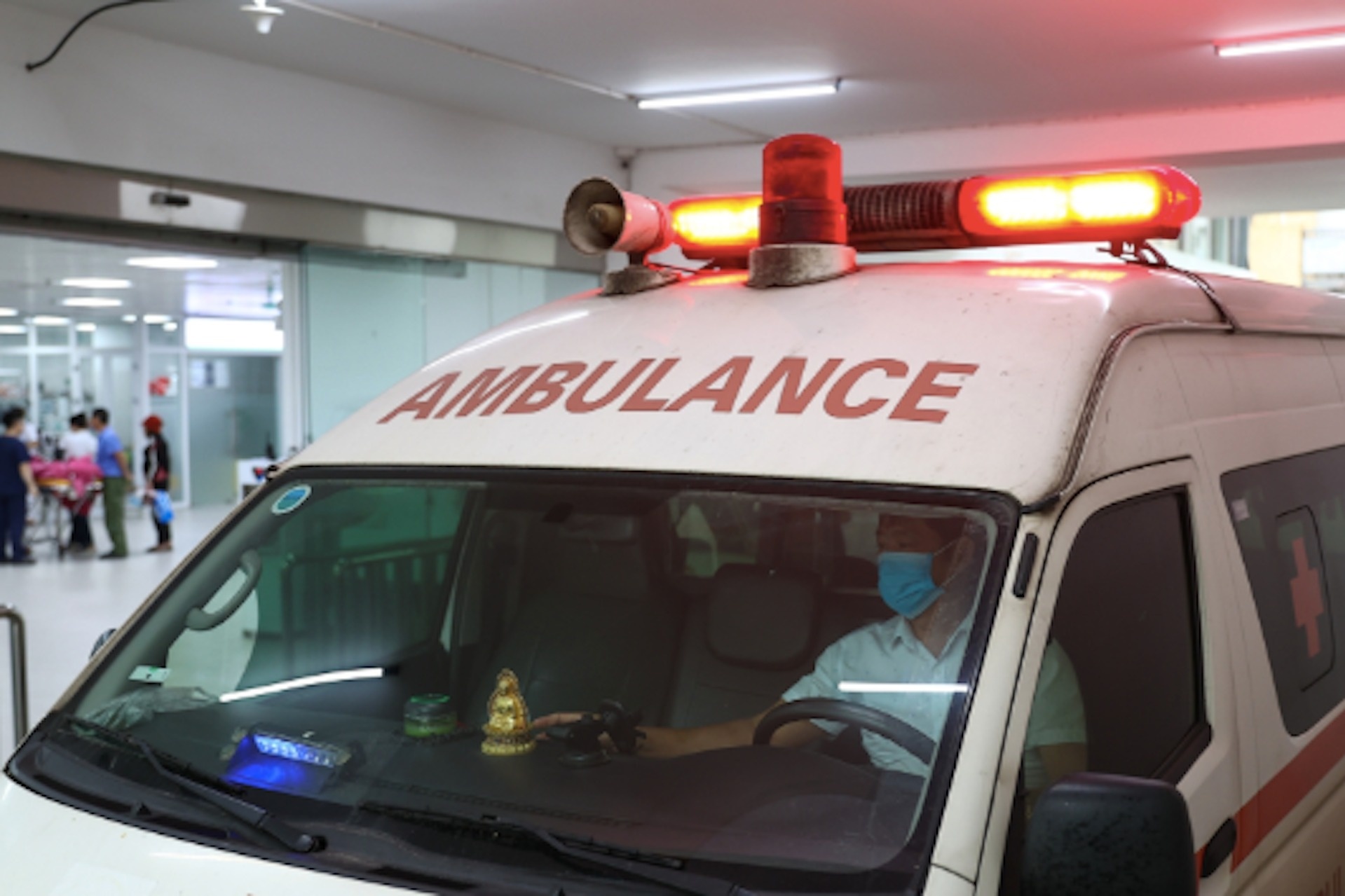 Binh ga phat no khien nguoi dan ong bi thuong nghiem trong hinh anh