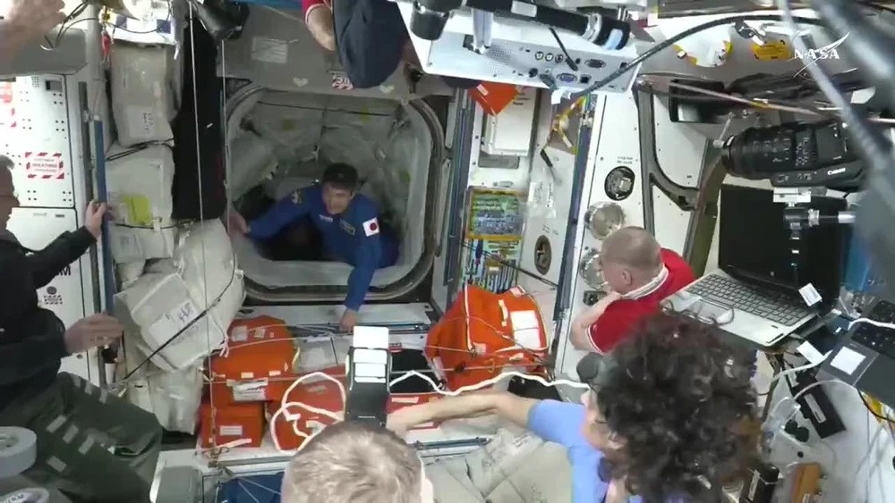 Khoanh khac hanh phuc khi 2 phi hanh gia mac ket o ISS duoc 'giai cuu' hinh anh