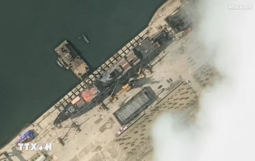 Trieu Tien khoi phuc thanh cong tau 5.000 tan sau su co ha thuy hinh anh