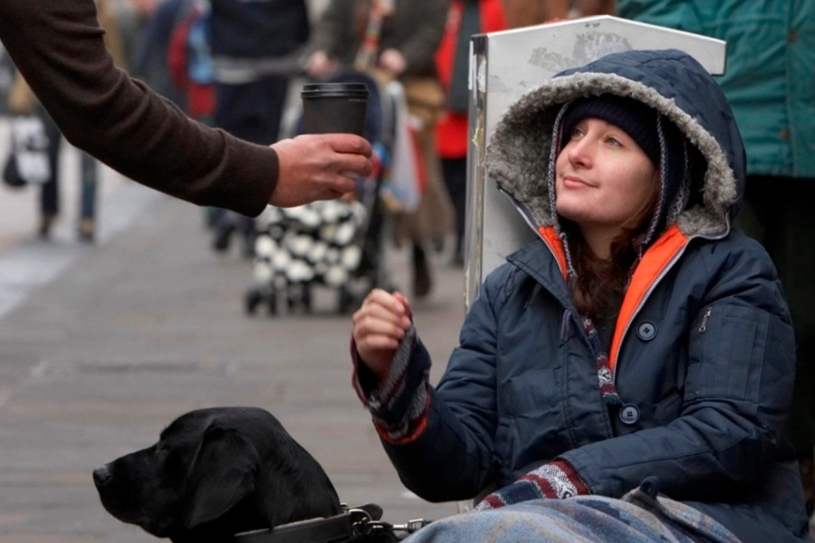 Nhieu sinh vien Anh thanh nguoi vo gia cu vi ngheo kho, lam phat hinh anh