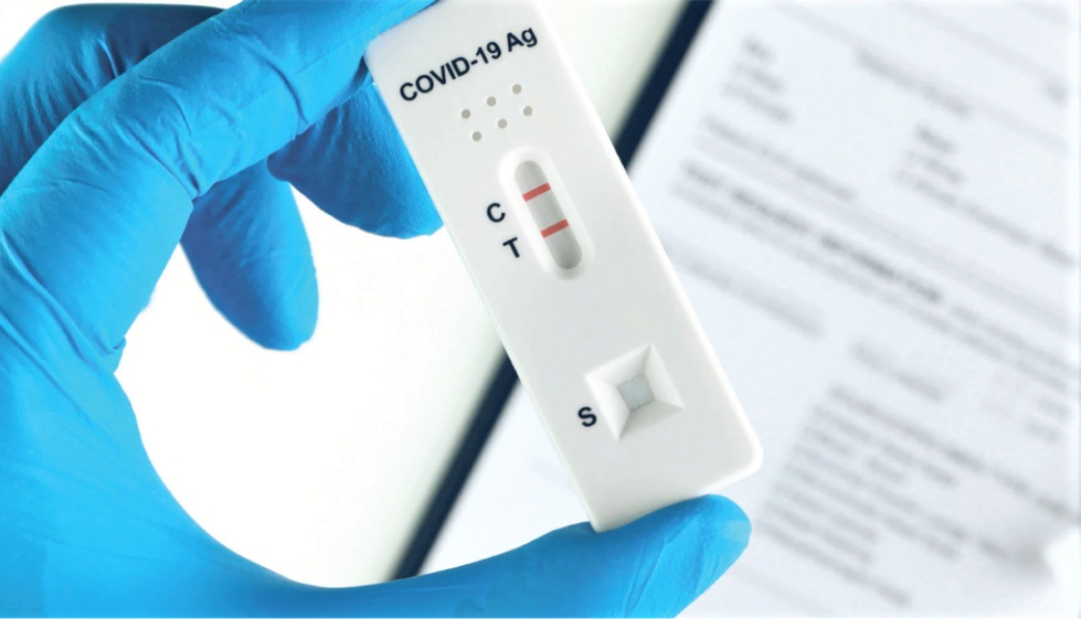 hoc sinh test nhanh Covid-19 truoc khi tuu truong anh 1