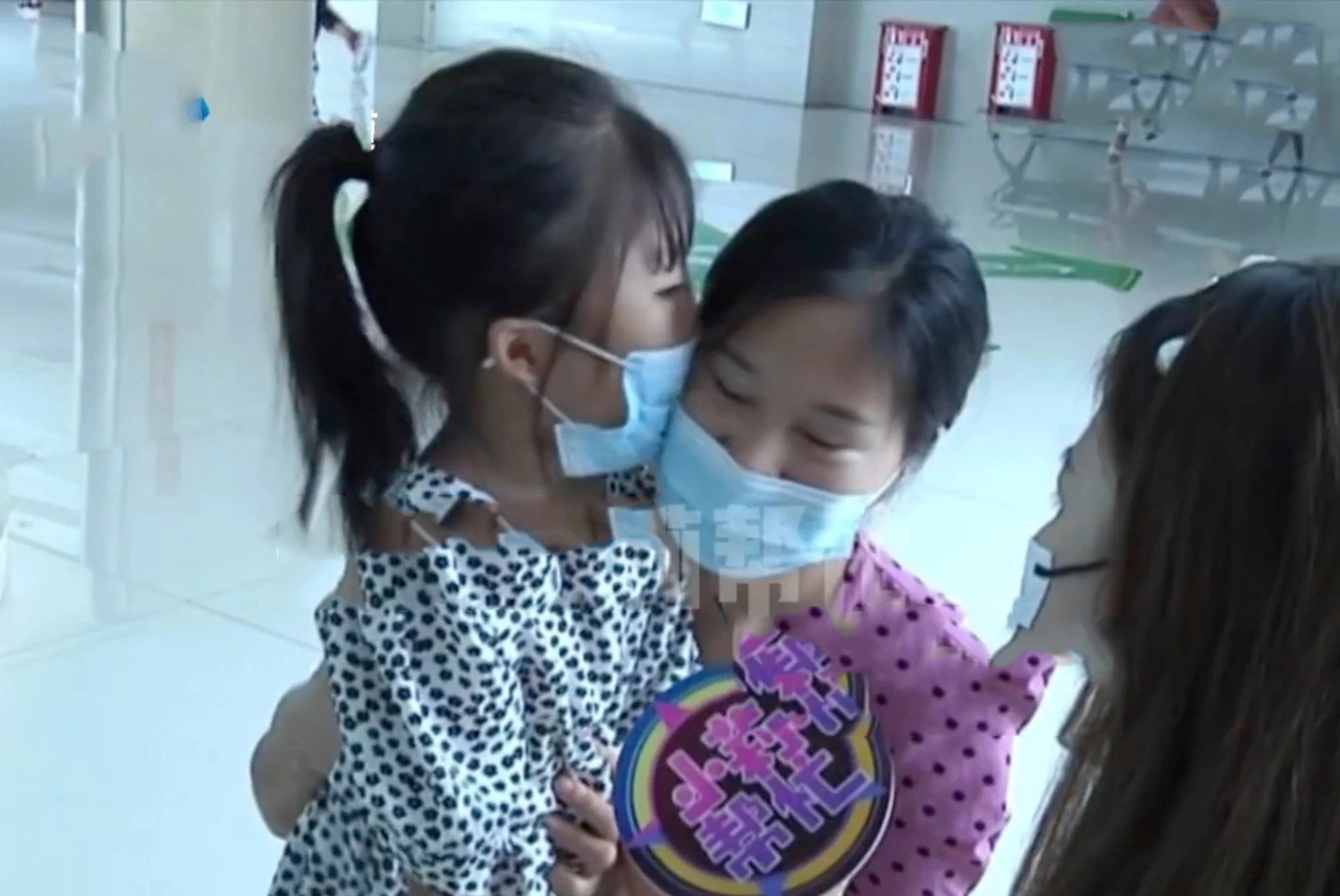 Be gai Trung Quoc 5 tuoi khong co song mui an ui me gay xuc dong hinh anh