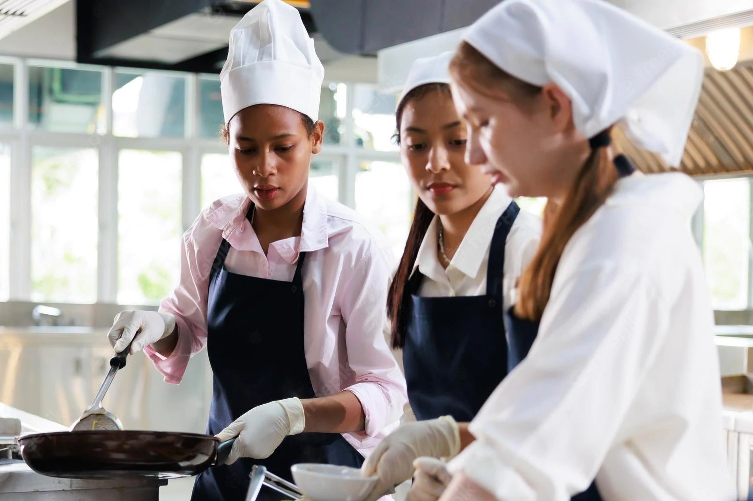 Tranh cai viec truong My thue hoc sinh lam nha bep, truc dien thoai hinh anh