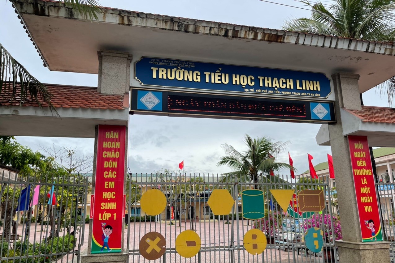 Hieu truong 'muon' ban ghe moi cho hoc sinh lop 1 hinh anh