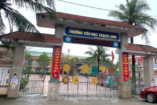 Phong GD&DT TP Ha Tinh len tieng ve vu hoc sinh dong tien mua ban ghe hinh anh