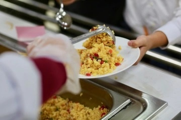 Xac dinh duoc nguoi dang buc anh 'hoc sinh mang com voi thit chuot' hinh anh