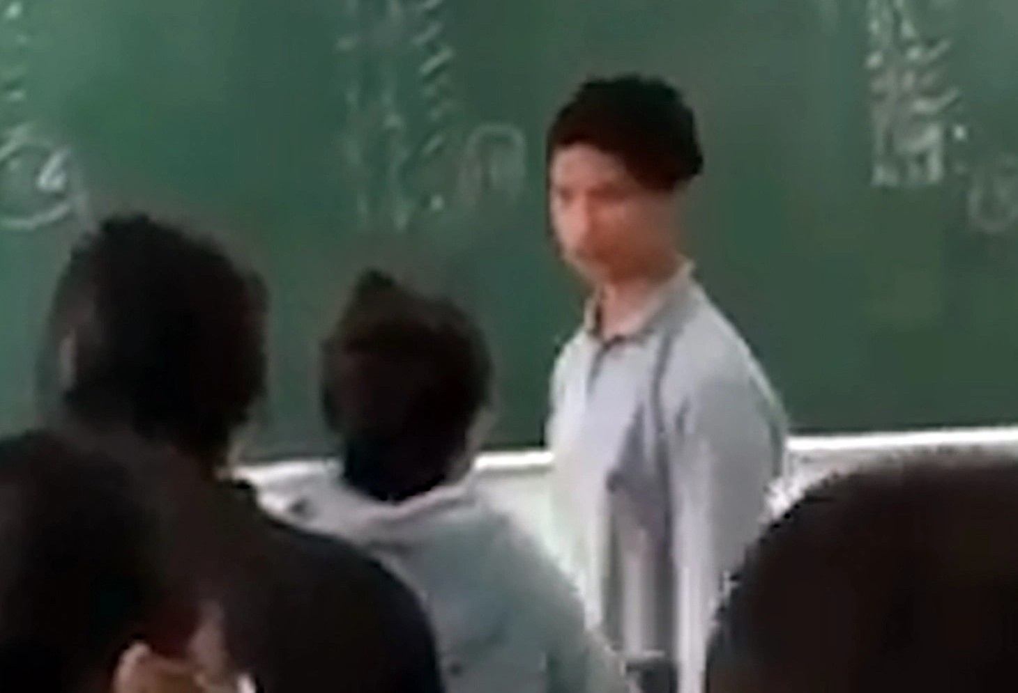 Nu sinh THPT dau khau, xung ‘may - tao’ voi thay giao ngay trong lop hinh anh