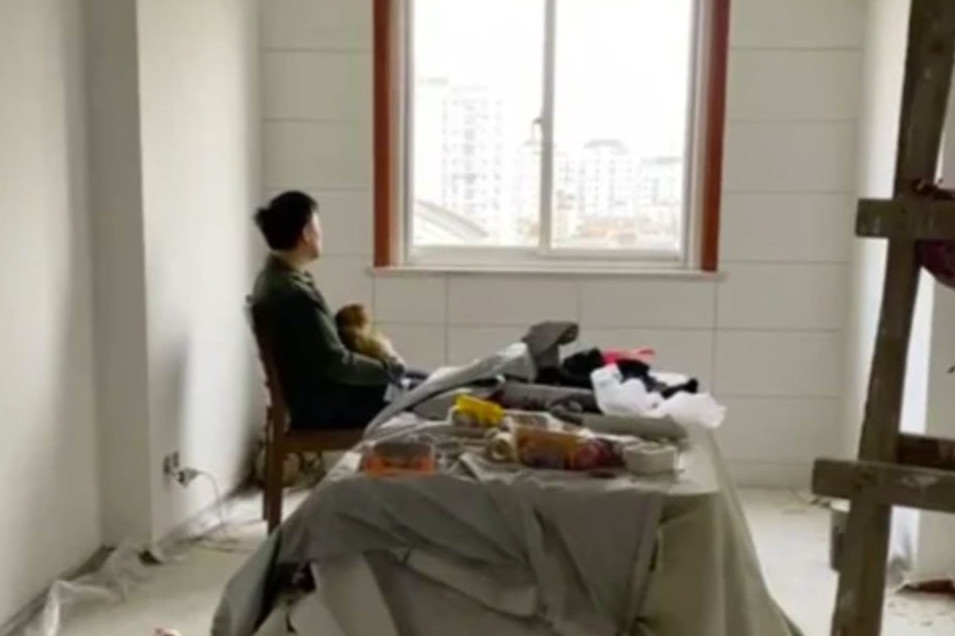 Nguoi dan ong mac ket trong can ho trong suot 50 ngay do Covid-19 hinh anh