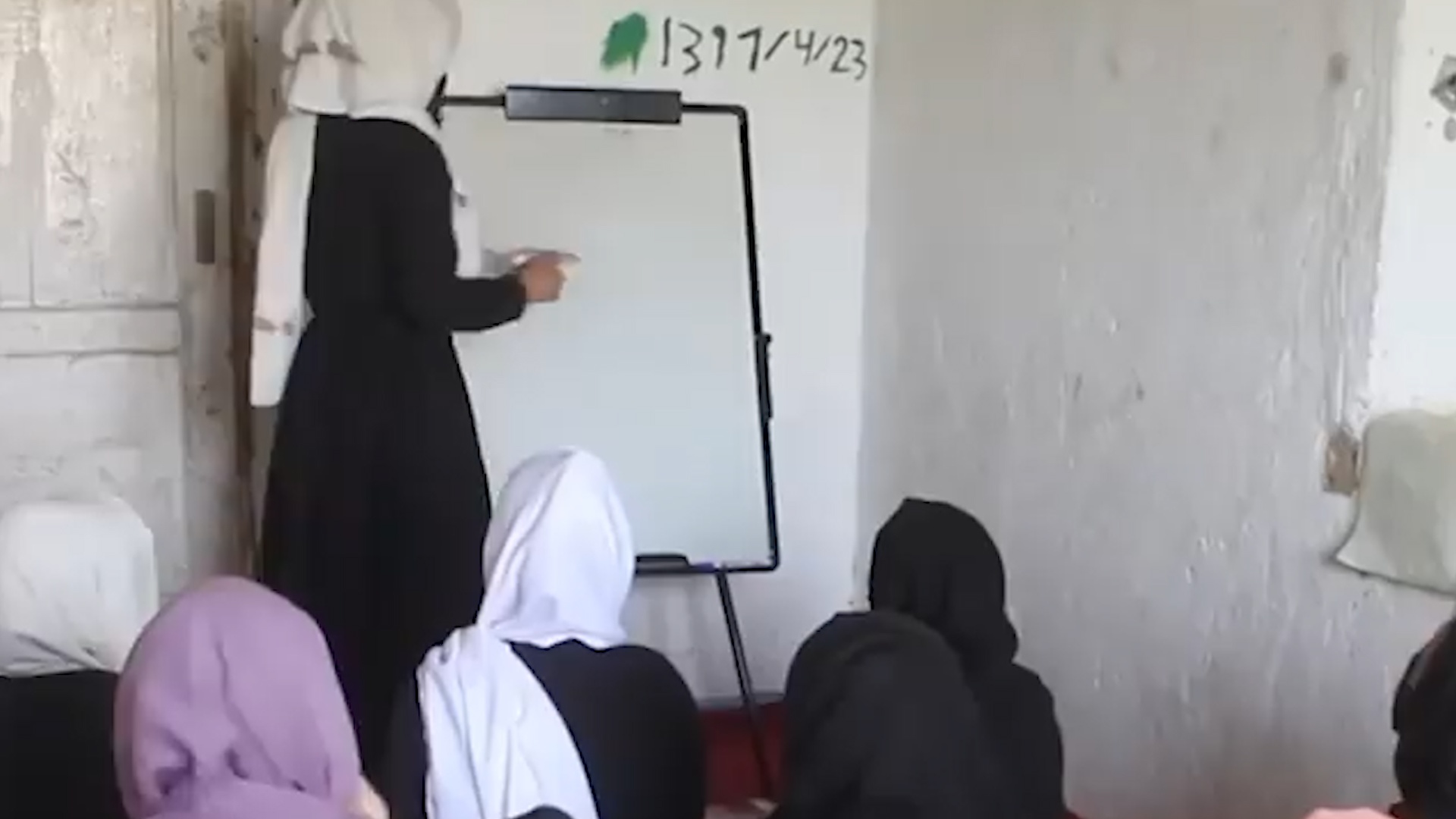 Ngoi truong bi mat cho nu sinh o Afghanistan hinh anh