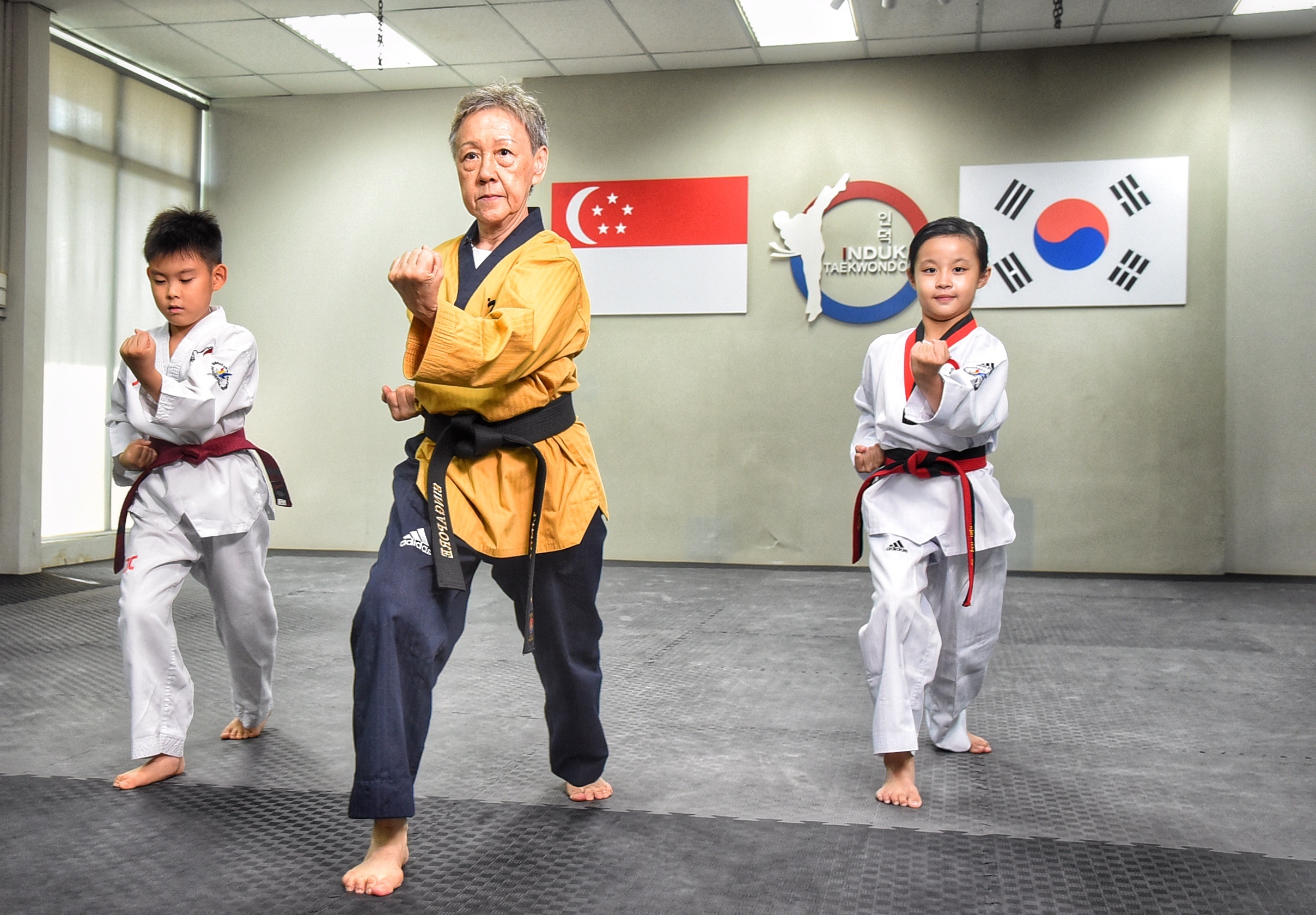 Nguoi phu nu 67 tuoi o Singapore dat huy chuong vang taekwondo hinh anh