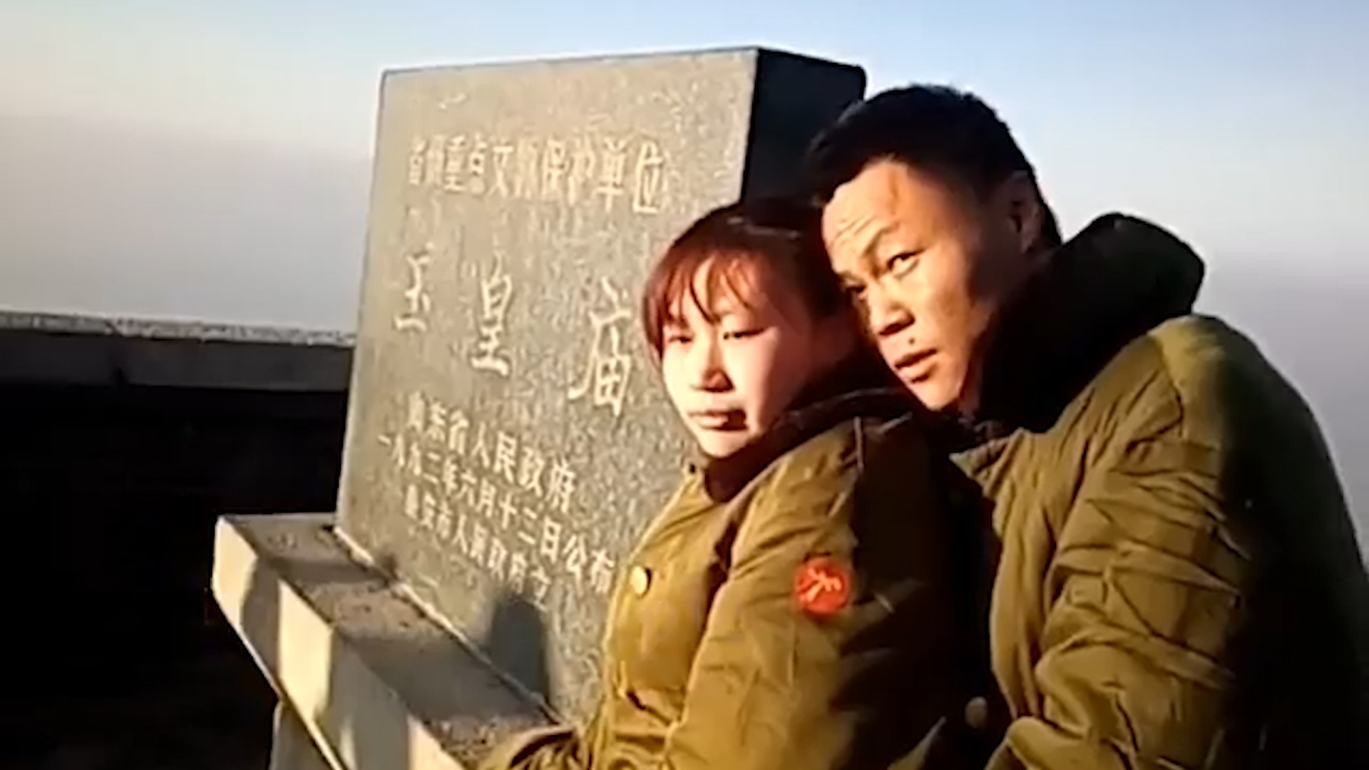 Nguoi chong cong vo bai liet leo nui  o Trung Quoc hinh anh