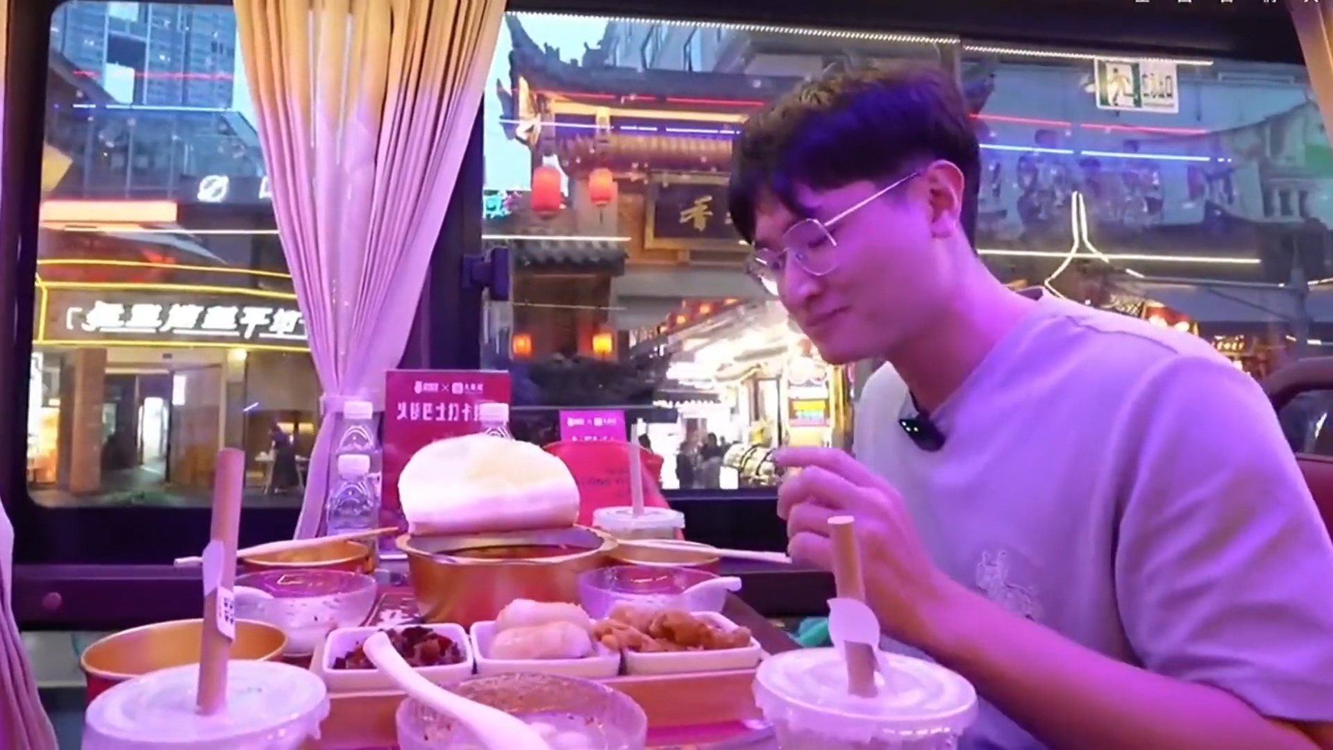 Quan lau trong xe buyt ra mat o Trung Quoc hinh anh