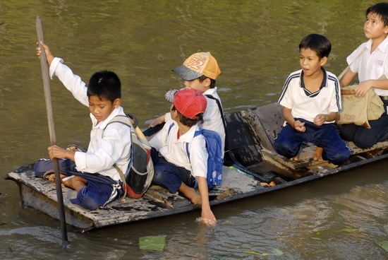 Phu huynh bam day thung, cong con vuot suoi den truong hinh anh
