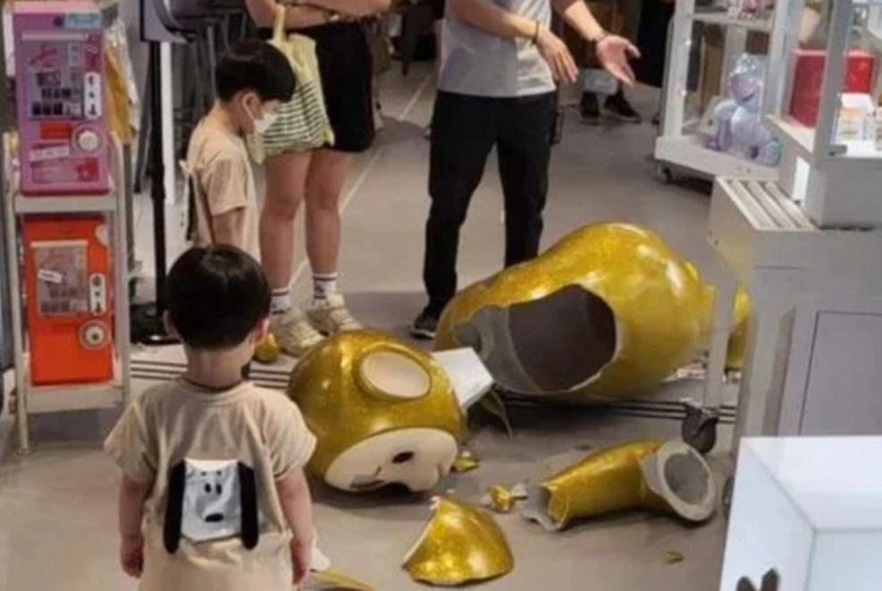 Tranh cai vu be trai lam vo tuong do choi hon 6.000 USD o Hong Kong hinh anh