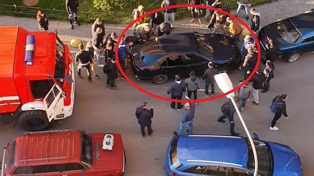 Nguoi di duong hop suc nang oto cho xe cuu hoa di qua hinh anh