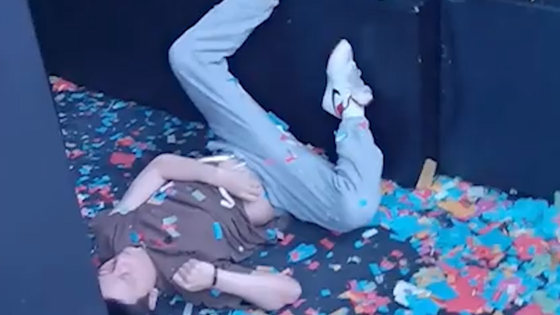 Bi den roi trung nguoi tai quan bar o Trung Quoc hinh anh